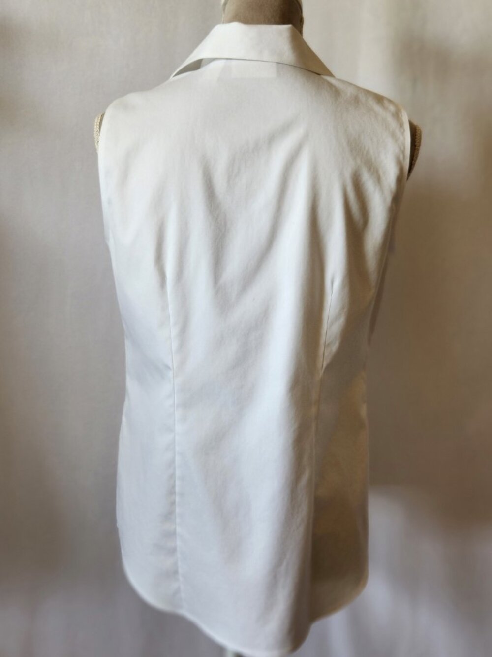 Chico's Women Size 0/4 White Sleeveless Non Iron Collared Button Down Cotton Top - Picture 10 of 13